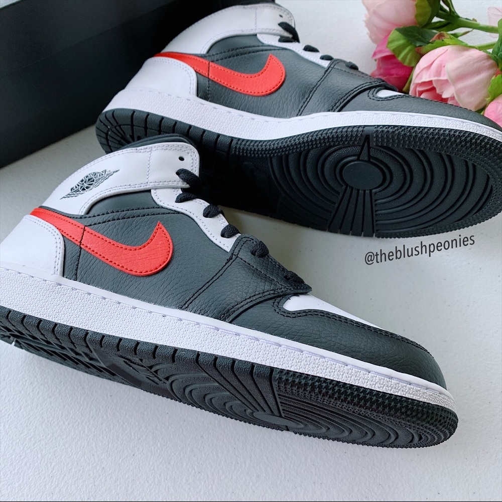 Air Jordan 1 Mid NWT - Picture 11 of 11